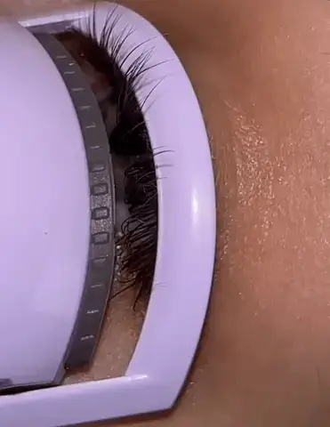 Heated Eyelash Curler - Image 6
